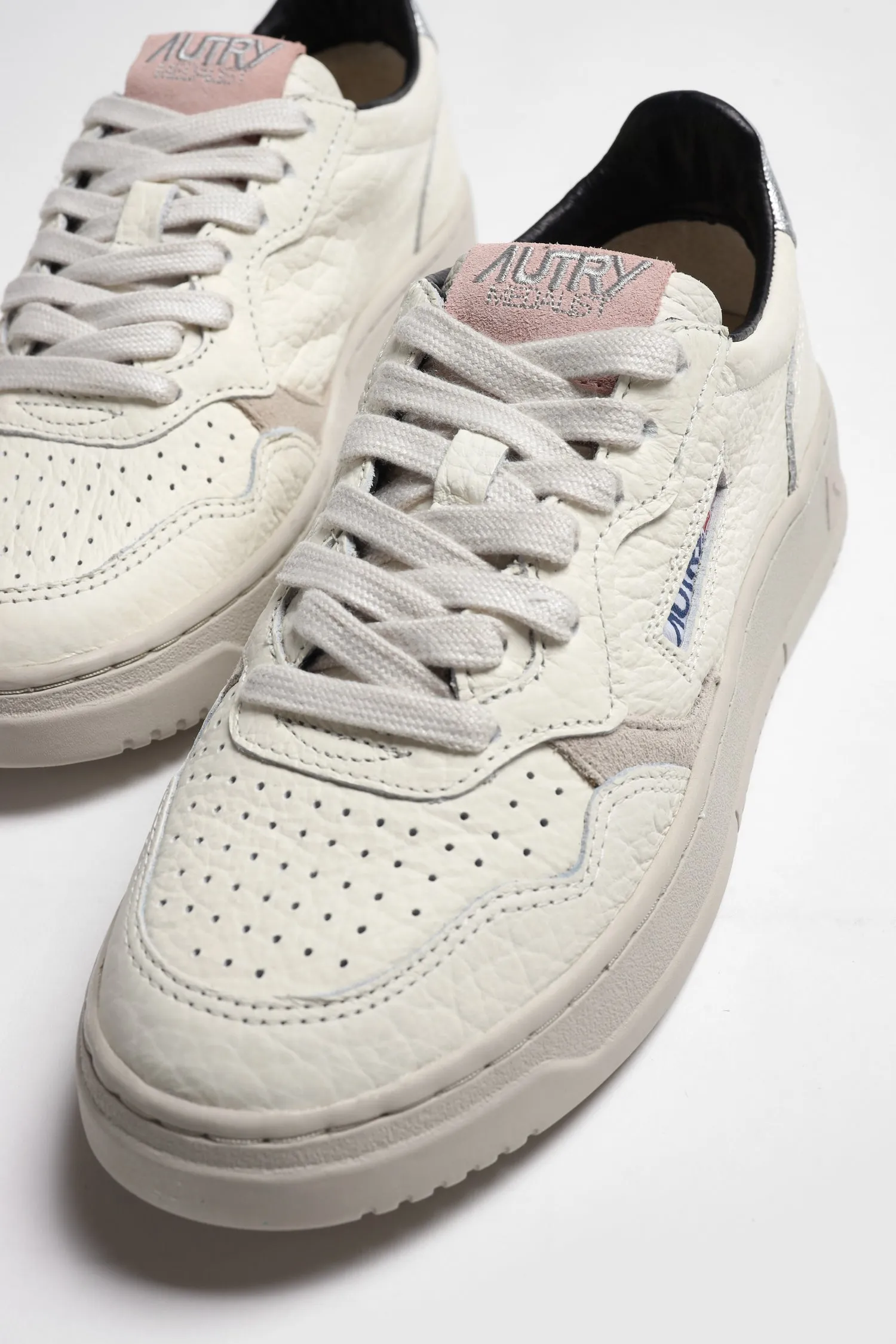 Sneaker Medalist Low in Silber/Puder