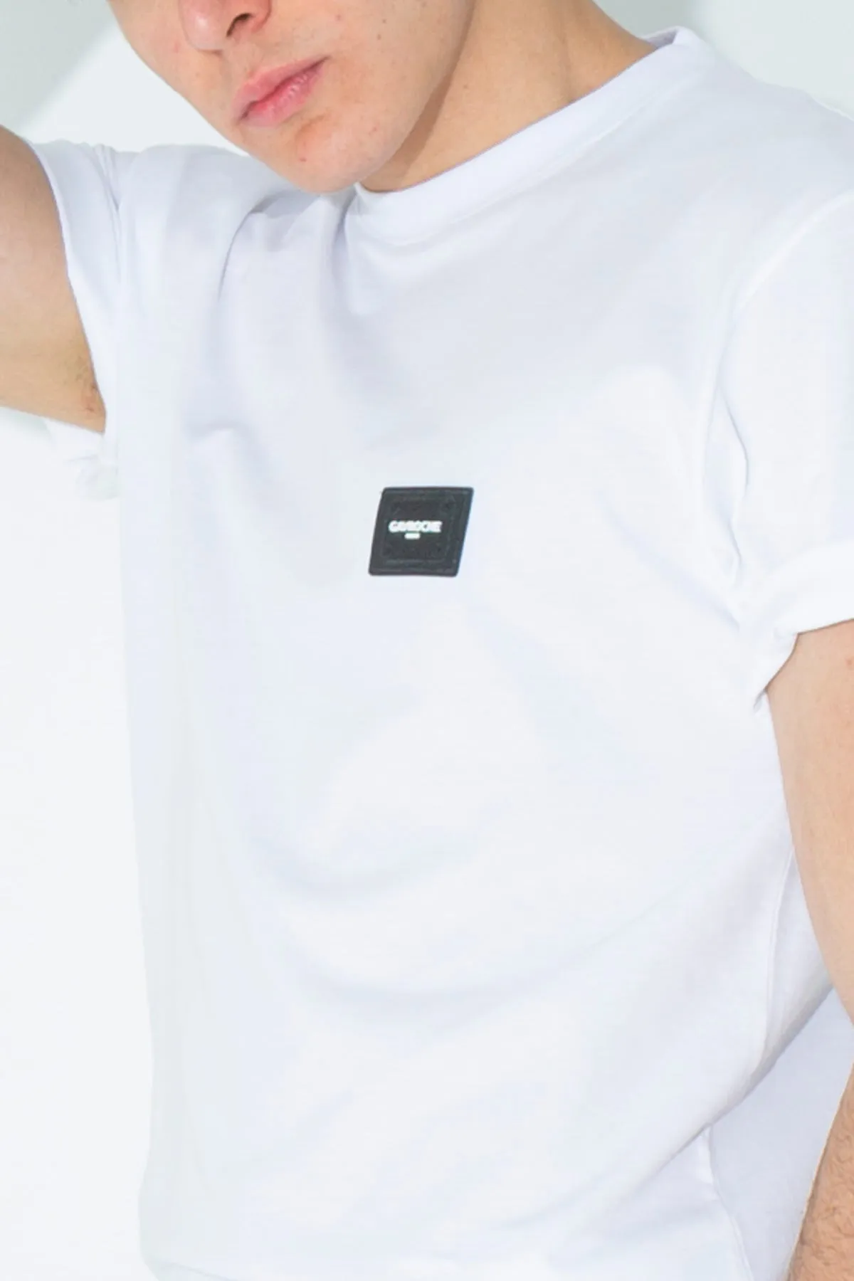 T-shirt con patch logato